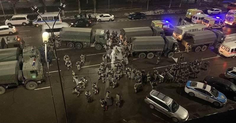 Восемь силовиков погибли во время протестов в Казахстане