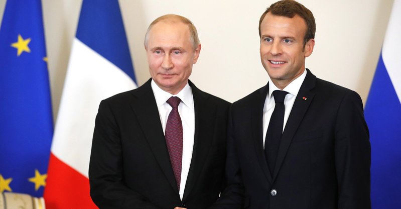 Путин созвонился с Макроном