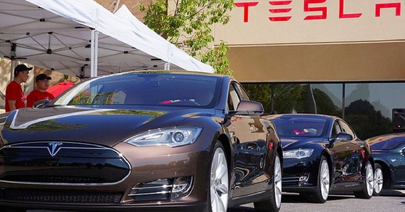 Tesla заблокирует кресла "беспокойных" водителей и пассажиров