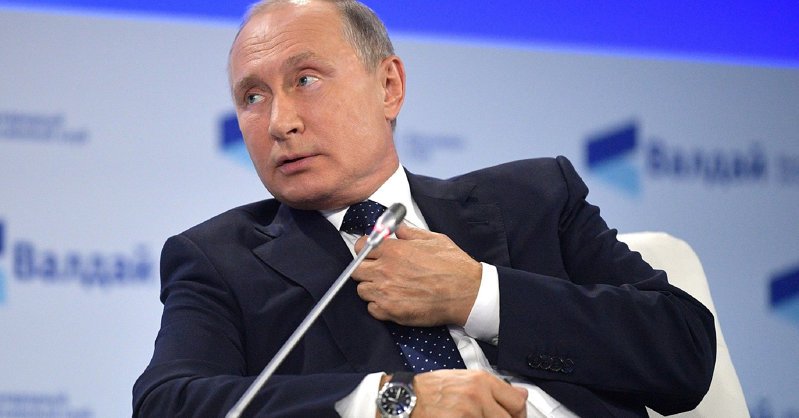 Путин провел телефонные разговоры с Макроном и Шольцем