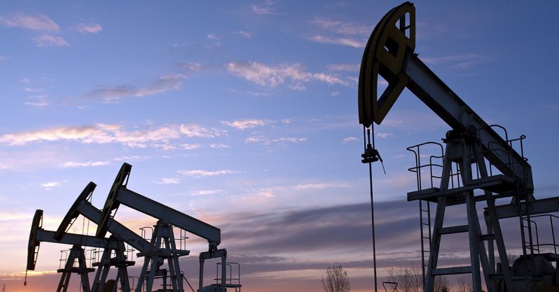 Bloomberg: нефть по $100 нанесет двойной удар по мировой экономике