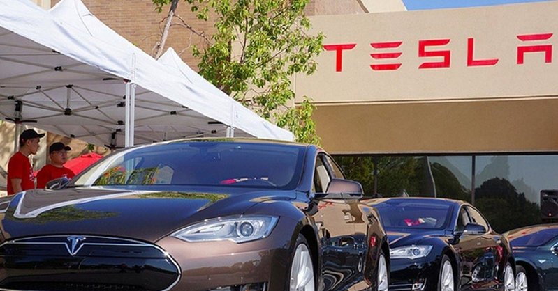 Компания Tesla отзывает более 53 тыс. автомобилей