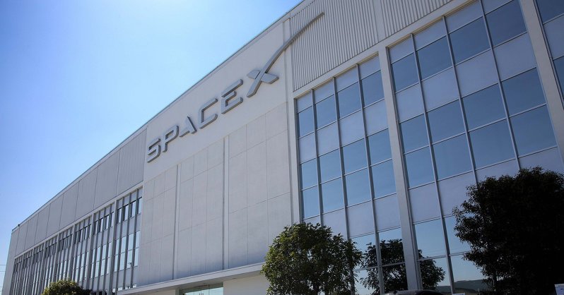 SpaceX собрала самую большую ракету в истории с помощью "Мехазиллы"