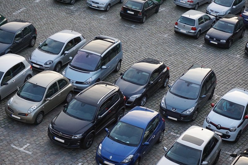 Российские автодилеры в марте подняли цены на новые автомобили в 2,5 раза