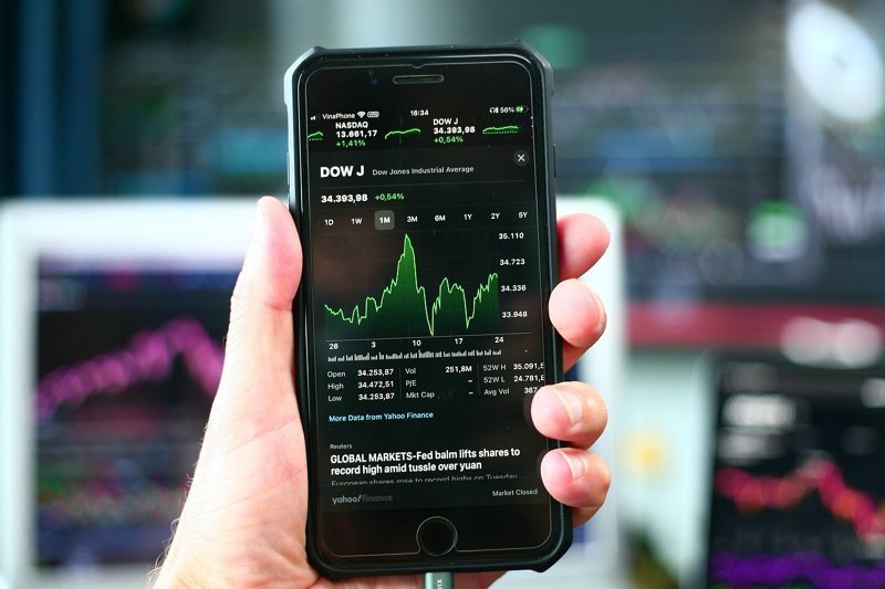 Акции VK и Fix Price быстро растут в первый день торгов