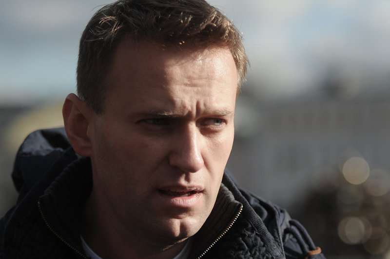 Суд приговорил Навального к девяти годам строгого режима