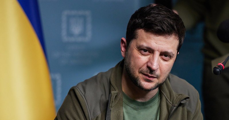 Зеленский назвал победившего на выборах Макрона "настоящим другом"