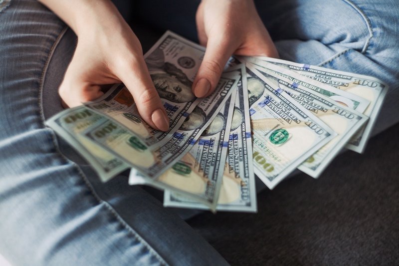 ЦБ возобновил возможность для банков продавать наличную валюту