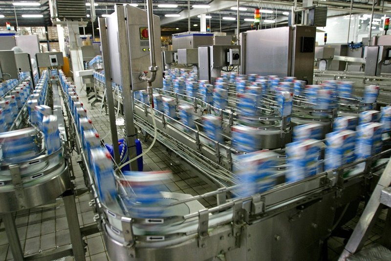 Компания Danone заморозила импорт в Россию продукции Еvian и Alpro
