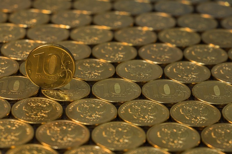 Курс доллара упал ниже ₽63 впервые с февраля 2020 года