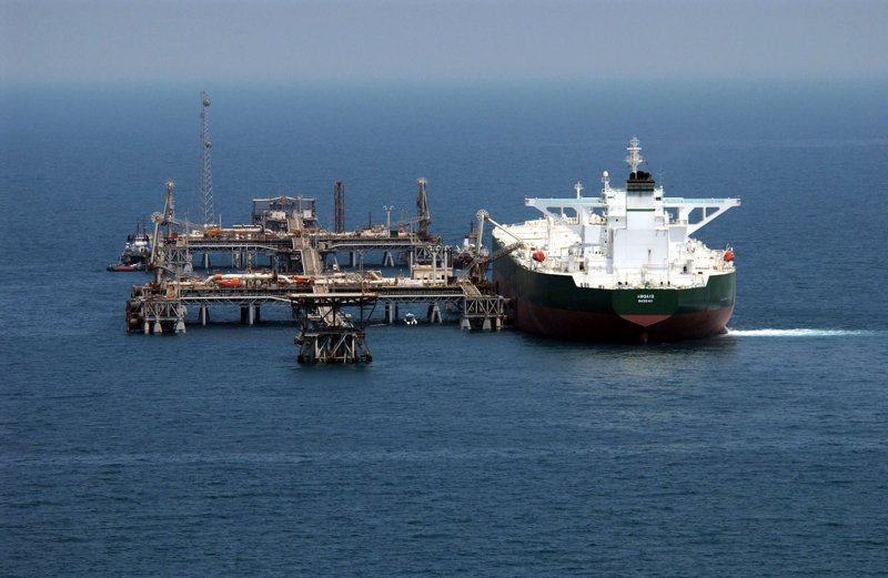 Мировые цены на нефть снизили темпы падения