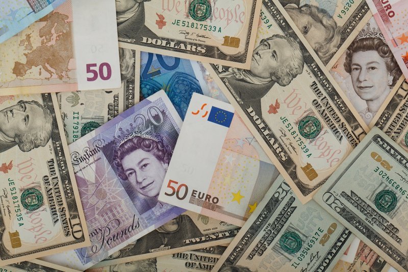 Курс доллара упал ниже ₽56