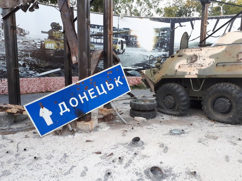 ОНФ и Росмолодежь разместили на ПМЭФ стенды с призывами помочь жителям Донбасса