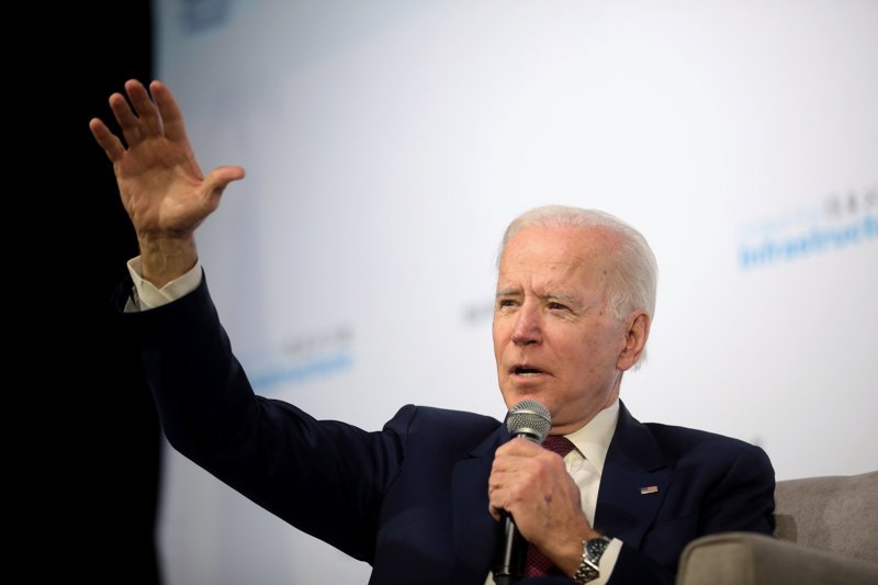 Шольц выступил "спасителем" Байдена на совместном фото лидеров G7