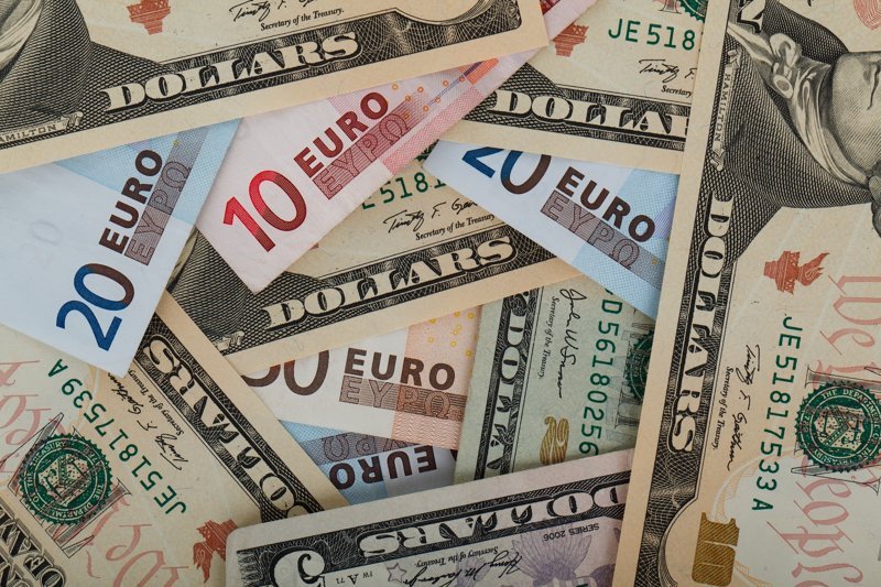 Биржевой курс евро впервые за 20 лет опустился ниже 1,01 доллара