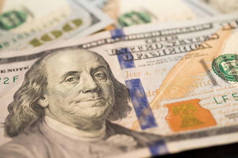 Рубль укрепился к доллару на открытии торгов Мосбиржи