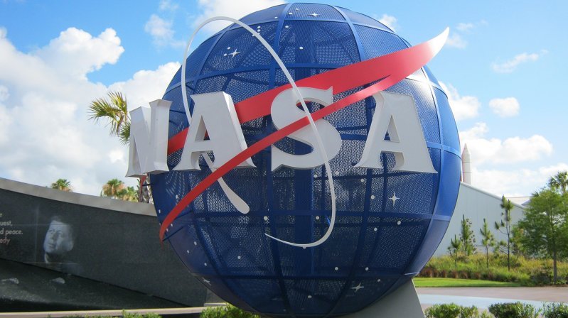 НАСА осудило фото российских космонавтов с флагом ЛНР