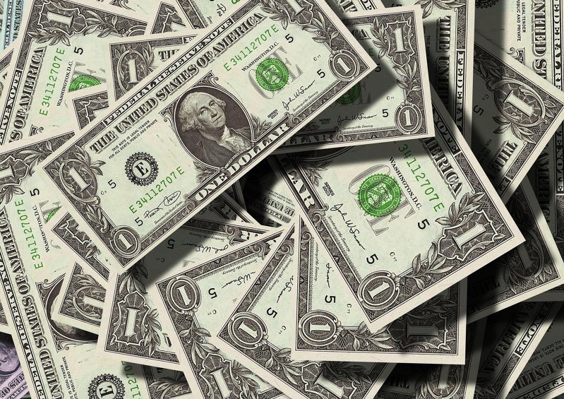 Биржевой курс доллара впервые с 5 июля упал ниже 56 рублей