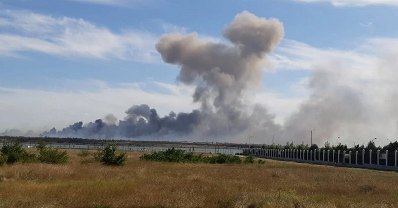Минздрав сообщил о гибели одного человека в результате взрывов на аэродроме в Крыму