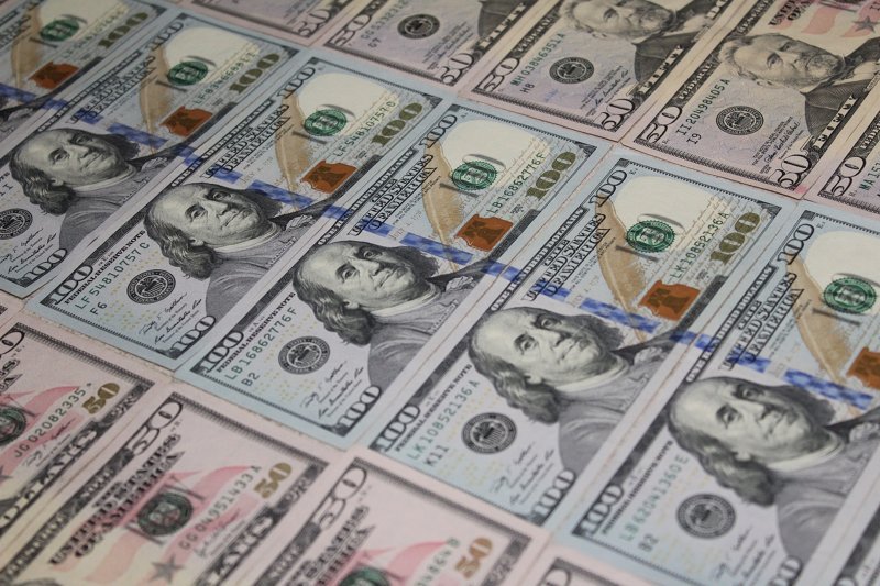 Торги Мосбиржи открылись снижением курса доллара к рублю