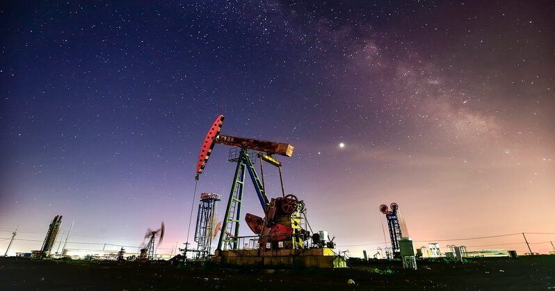 Нефть дешевеет после роста до полугодового максимума: рынок оценивает риски конфликта с Ираном
