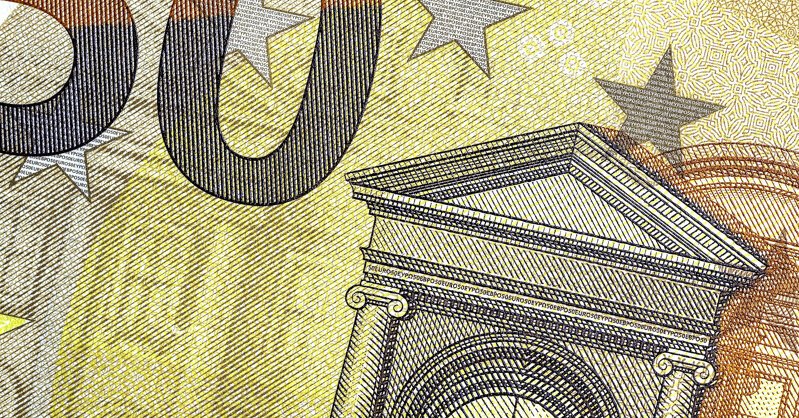 Евро пытается отыграть потери после длительного падения