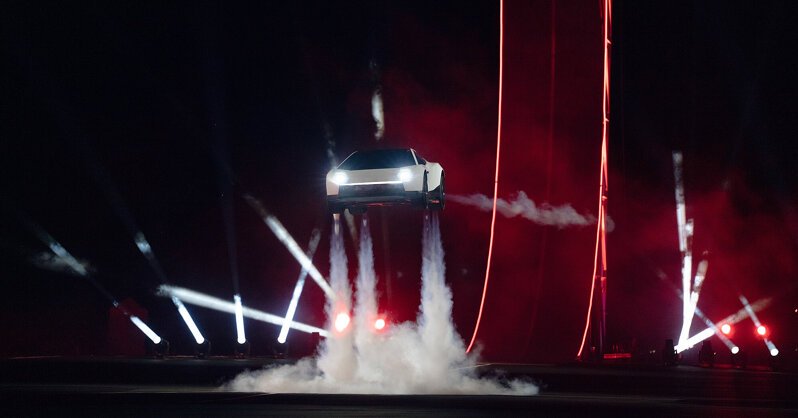 Tesla представила летающий Roadster: электрокар выполнил переворот в воздухе