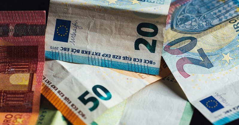 Евро дешевеет на фоне массовых протестов в Европе