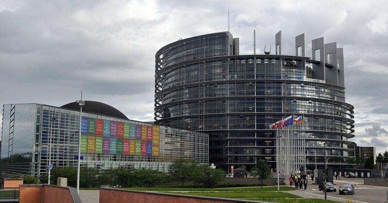 В Европарламенте выставили позолоченную статую обнаженного Трампа